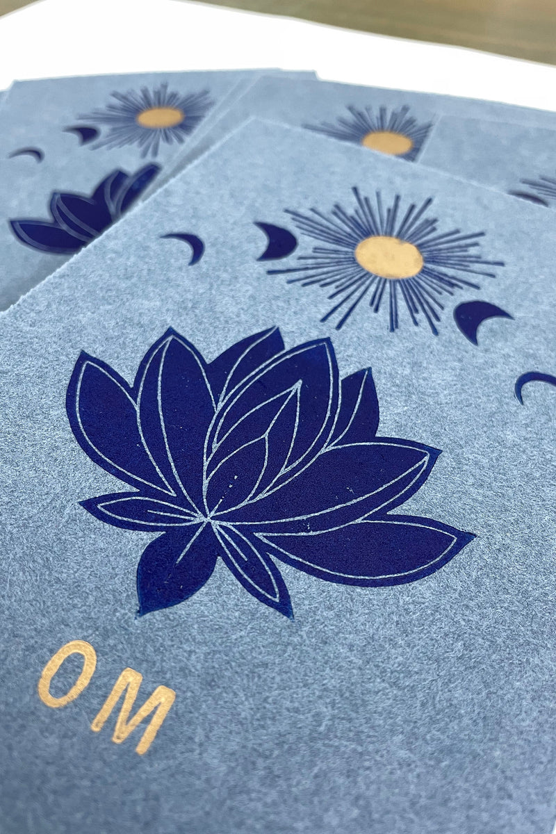 Mondphasen, Lotusblüte und Om | detailreicher Linoldruck Linolschnitt | kleine Geschenkidee | handgemachter Druck | kostenloser Versand