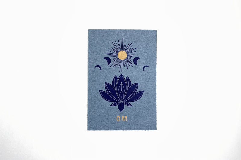 Mondphasen, Lotusblüte und Om | detailreicher Linoldruck Linolschnitt | kleine Geschenkidee | handgemachter Druck | kostenloser Versand