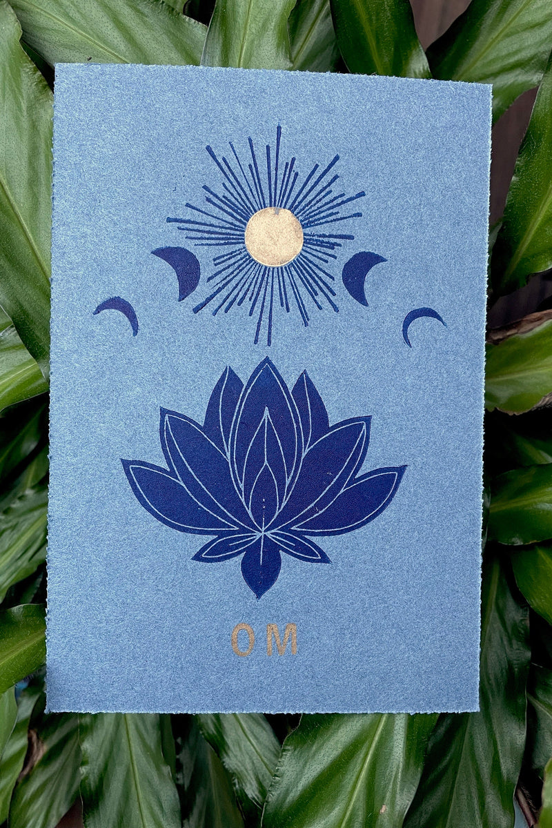 Mondphasen, Lotusblüte und Om | detailreicher Linoldruck Linolschnitt | kleine Geschenkidee | handgemachter Druck | kostenloser Versand