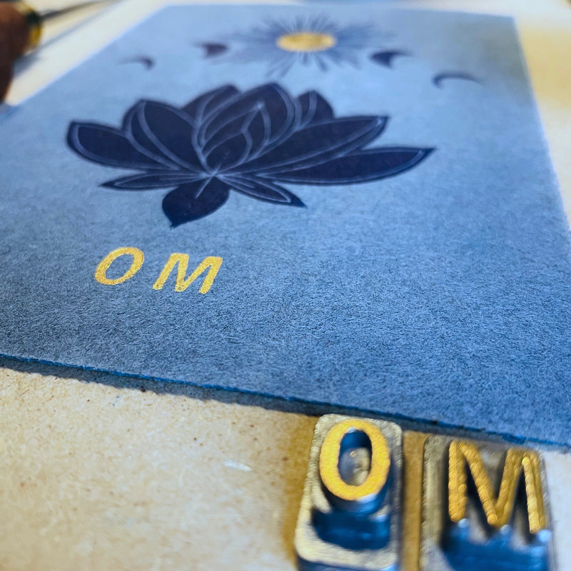 Mondphasen, Lotusblüte und Om | detailreicher Linoldruck Linolschnitt | kleine Geschenkidee | handgemachter Druck | kostenloser Versand