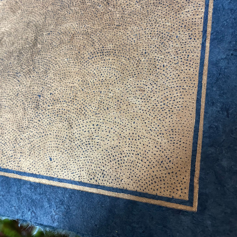 Same Komon Linoldruck in Gold | japanisches Haifisch Muster 21x21 cm | blaues Himalaya Papier | besondere Geschenkidee | kostenloser Versand