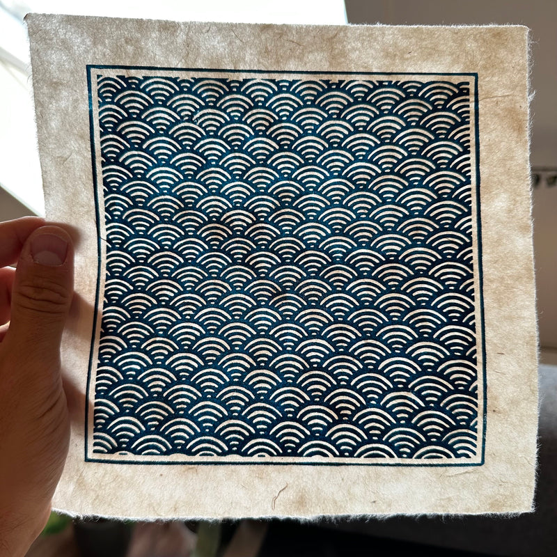 Seigaiha Linoldruck | japanisches Wellenmuster blau 21x21 cm | detailreicher Druck Meereswellen | besondere Geschenkidee | Himalaya-Papier