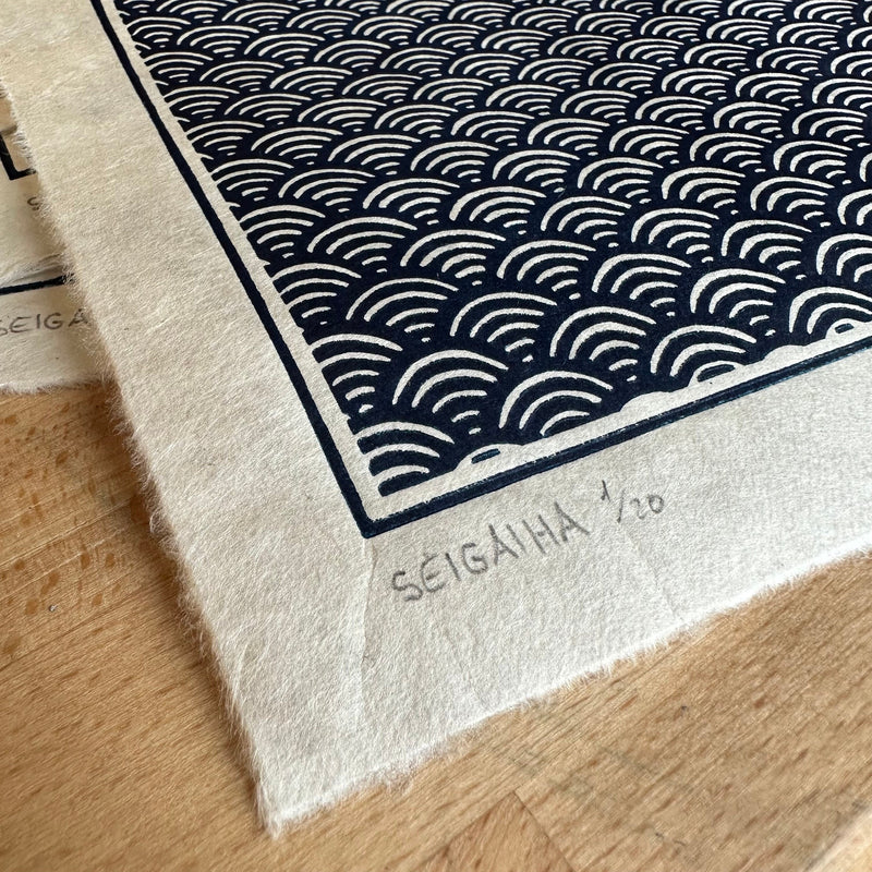 Seigaiha Linoldruck | japanisches Wellenmuster blau 21x21 cm | detailreicher Druck Meereswellen | besondere Geschenkidee | Himalaya-Papier