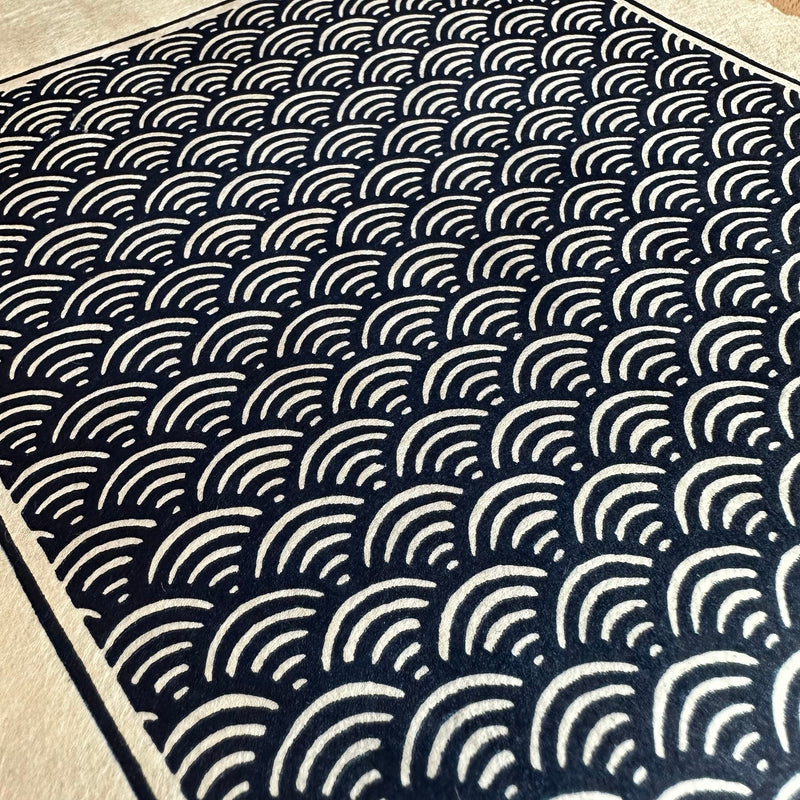 Seigaiha Linoldruck | japanisches Wellenmuster blau 21x21 cm | detailreicher Druck Meereswellen | besondere Geschenkidee | Himalaya-Papier
