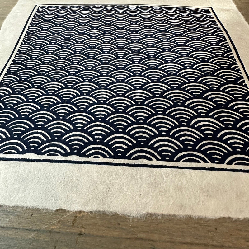 Seigaiha Linoldruck | japanisches Wellenmuster blau 21x21 cm | detailreicher Druck Meereswellen | besondere Geschenkidee | Himalaya-Papier