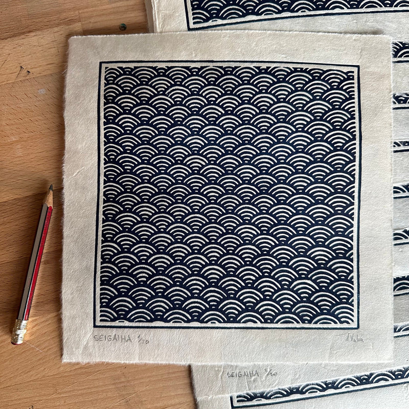 Seigaiha Linoldruck | japanisches Wellenmuster blau 21x21 cm | detailreicher Druck Meereswellen | besondere Geschenkidee | Himalaya-Papier