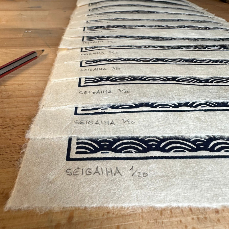Seigaiha Linoldruck | japanisches Wellenmuster blau 21x21 cm | detailreicher Druck Meereswellen | besondere Geschenkidee | Himalaya-Papier