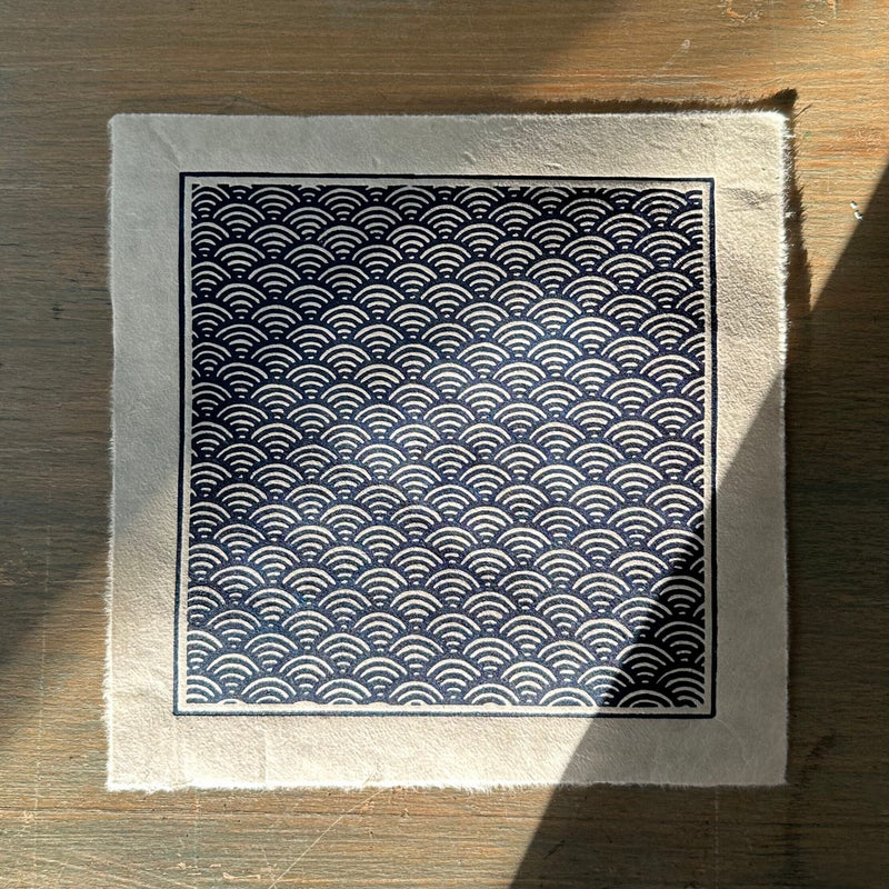 Seigaiha Linoldruck | japanisches Wellenmuster blau 21x21 cm | detailreicher Druck Meereswellen | besondere Geschenkidee | Himalaya-Papier