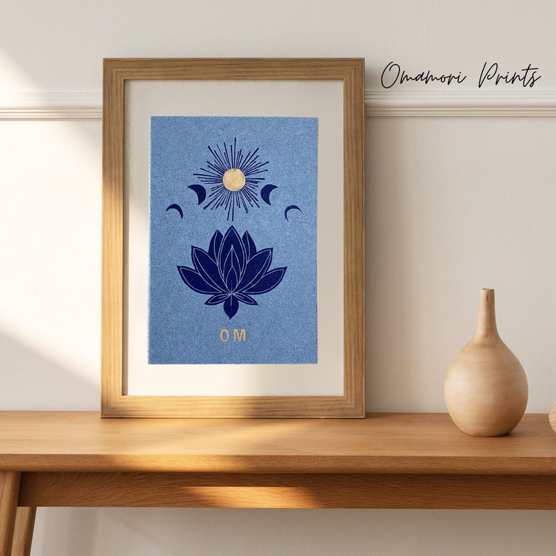 Mondphasen, Lotusblüte und Om | detailreicher Linoldruck Linolschnitt | kleine Geschenkidee | handgemachter Druck | kostenloser Versand