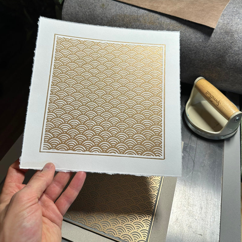 Seigaiha Linoldruck | japanisches Wellenmuster 21x21 cm | detailreicher Druck Meereswellen | besondere Geschenkidee | kostenloser Versand