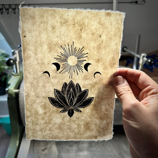 Mondphasen & Lotusblüte Linoldruck 15 x 21 cm| detailreicher Linolschnitt | kleine Geschenkidee | handgemachter Druck | kostenloser Versand