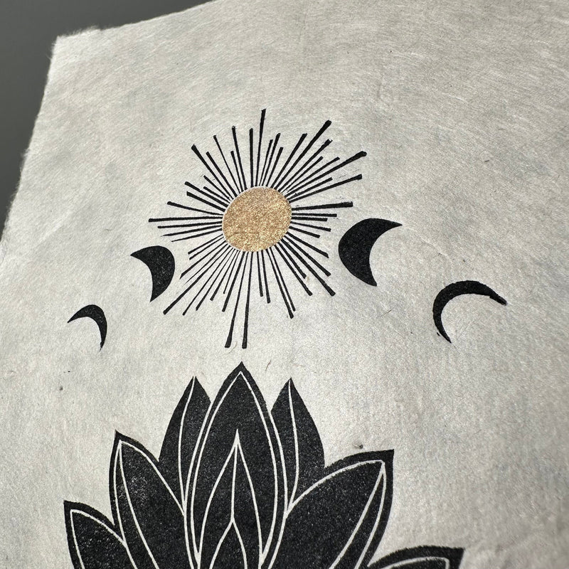 Mondphasen & Lotusblüte Linoldruck 15 x 21 cm| detailreicher Linolschnitt | kleine Geschenkidee | handgemachter Druck | kostenloser Versand