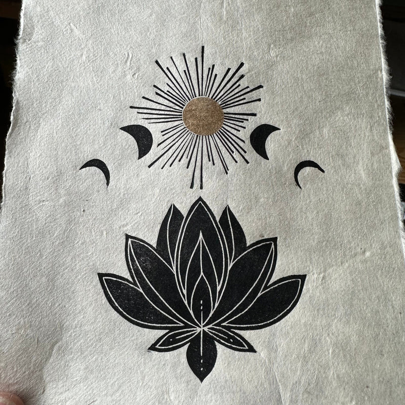 Mondphasen & Lotusblüte Linoldruck 15 x 21 cm| detailreicher Linolschnitt | kleine Geschenkidee | handgemachter Druck | kostenloser Versand