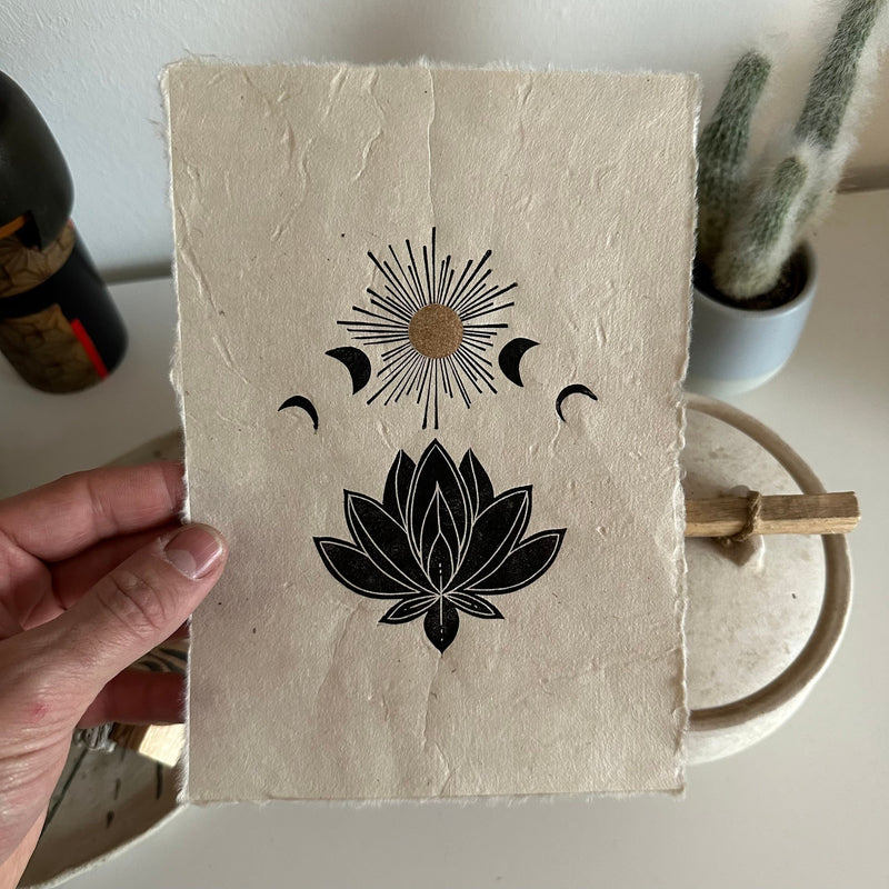 Mondphasen & Lotusblüte Linoldruck 15 x 21 cm| detailreicher Linolschnitt | kleine Geschenkidee | handgemachter Druck | kostenloser Versand