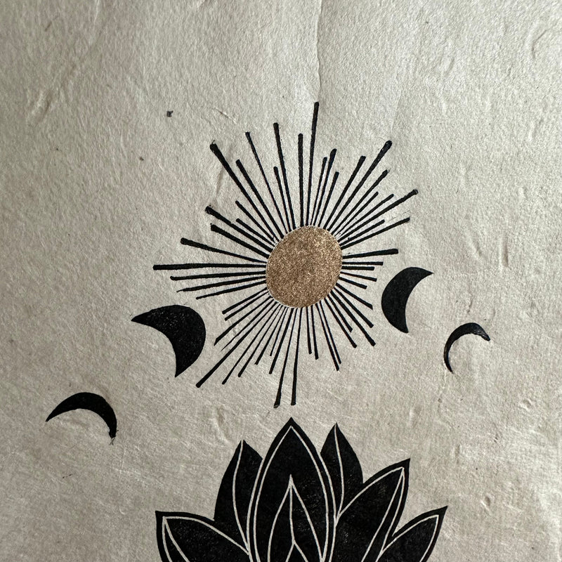 Mondphasen & Lotusblüte Linoldruck 15 x 21 cm| detailreicher Linolschnitt | kleine Geschenkidee | handgemachter Druck | kostenloser Versand