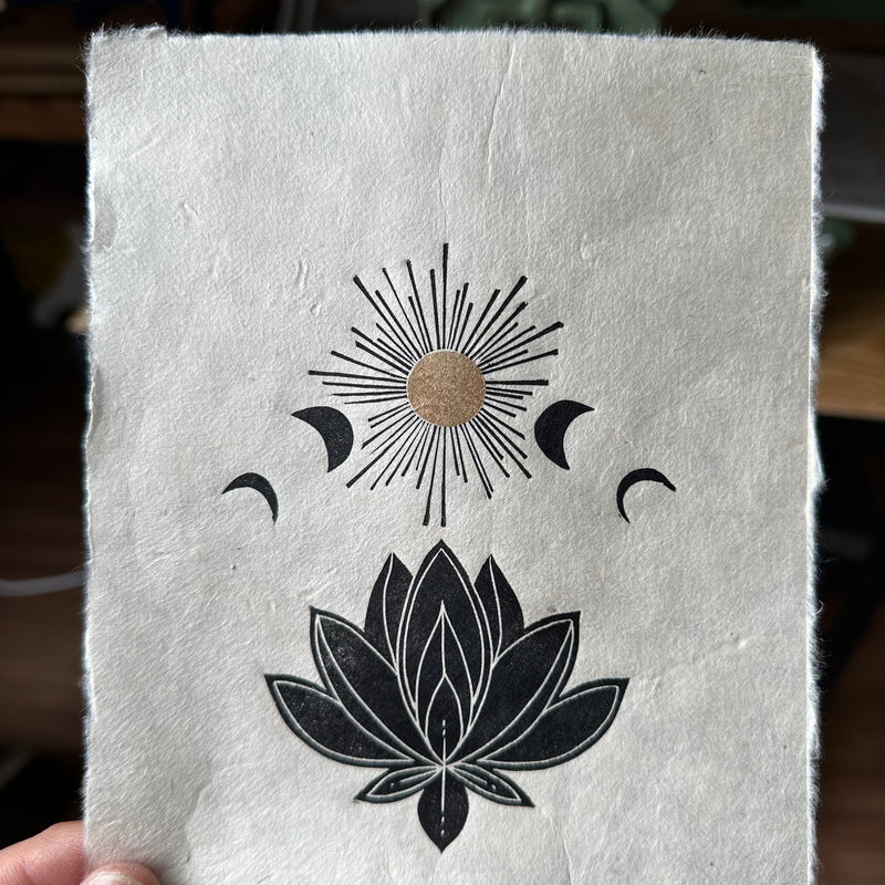 Mondphasen & Lotusblüte Linoldruck 15 x 21 cm| detailreicher Linolschnitt | kleine Geschenkidee | handgemachter Druck | kostenloser Versand