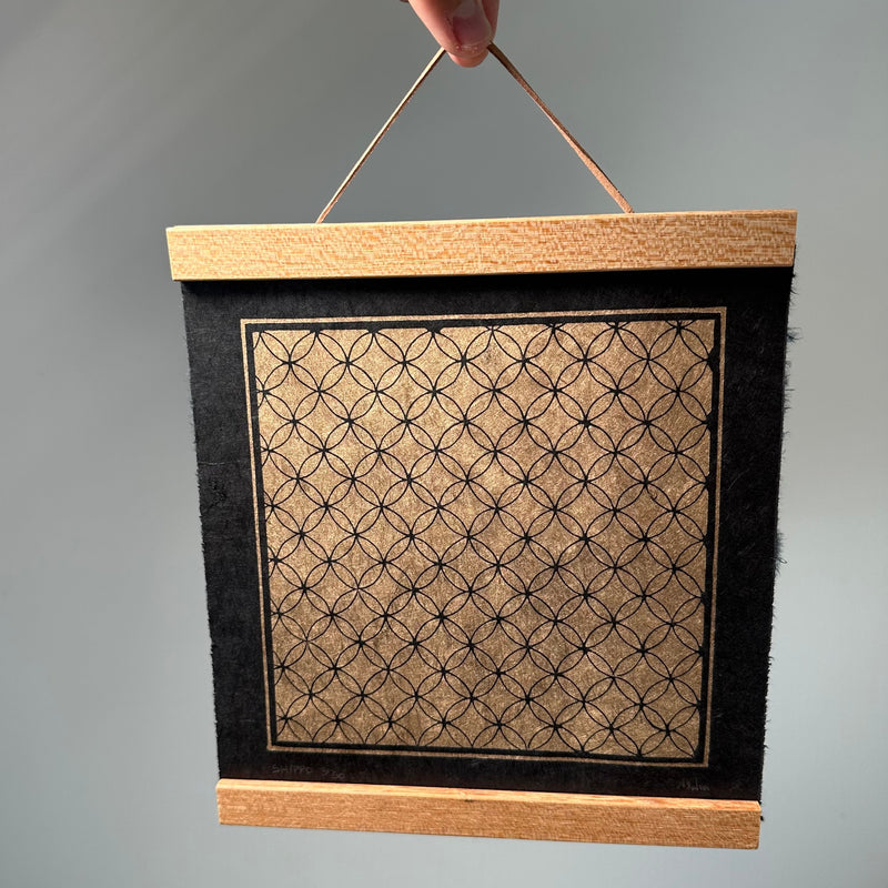 Shippo Linoldruck Gold & Schwarz | japanisches Muster 21x21 cm | handgemachter Druck auf Himalaya Papier | besondere Geschenkidee