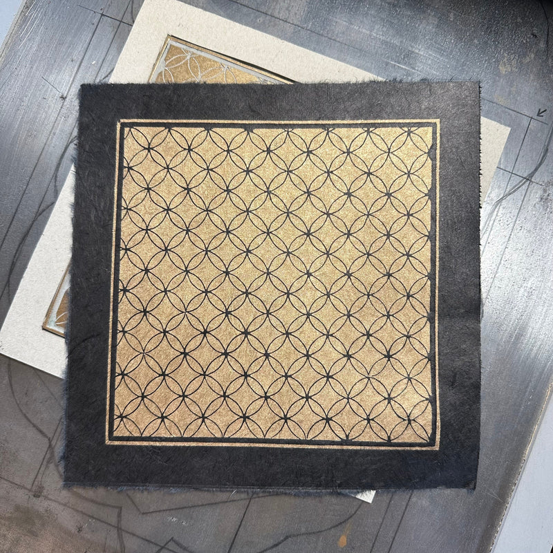 Shippo Linoldruck Gold & Schwarz | japanisches Muster 21x21 cm | handgemachter Druck auf Himalaya Papier | besondere Geschenkidee