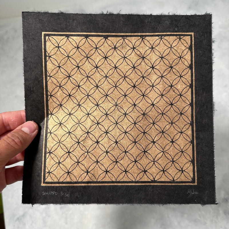 Shippo Linoldruck Gold & Schwarz | japanisches Muster 21x21 cm | handgemachter Druck auf Himalaya Papier | besondere Geschenkidee