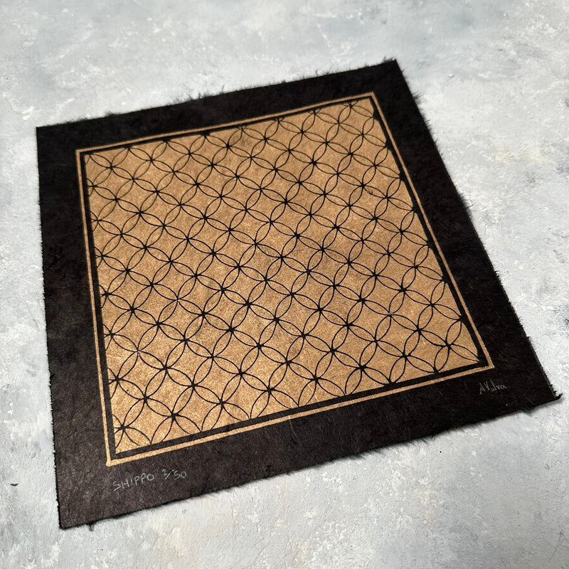 Shippo Linoldruck Gold & Schwarz | japanisches Muster 21x21 cm | handgemachter Druck auf Himalaya Papier | besondere Geschenkidee