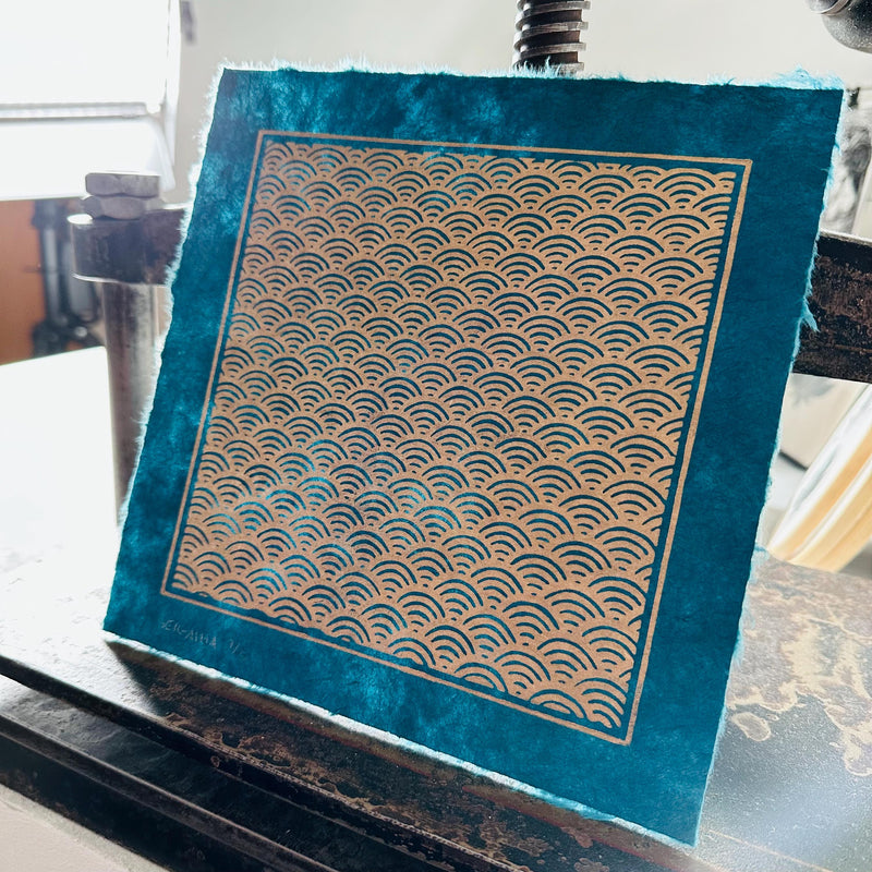 Seigaiha Linoldruck | japanisches Wellenmuster gold 21x21 cm | detailreicher Druck Meereswellen | besondere Geschenkidee | Lokta Papier