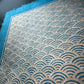 Seigaiha Linoldruck | japanisches Wellenmuster gold 21x21 cm | detailreicher Druck Meereswellen | besondere Geschenkidee | Lokta Papier