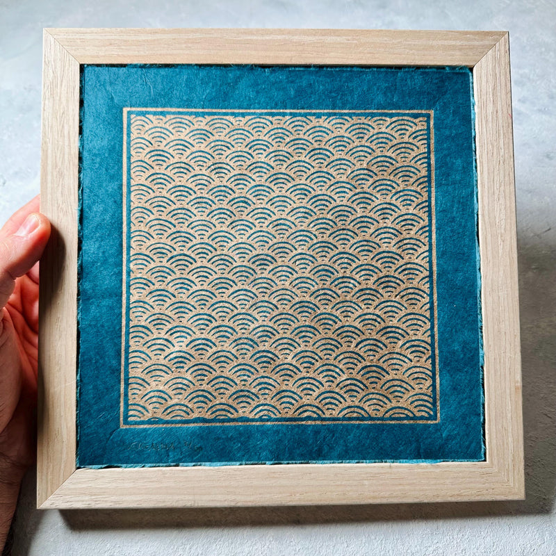 Seigaiha Linoldruck | japanisches Wellenmuster gold 21x21 cm | detailreicher Druck Meereswellen | besondere Geschenkidee | Lokta Papier