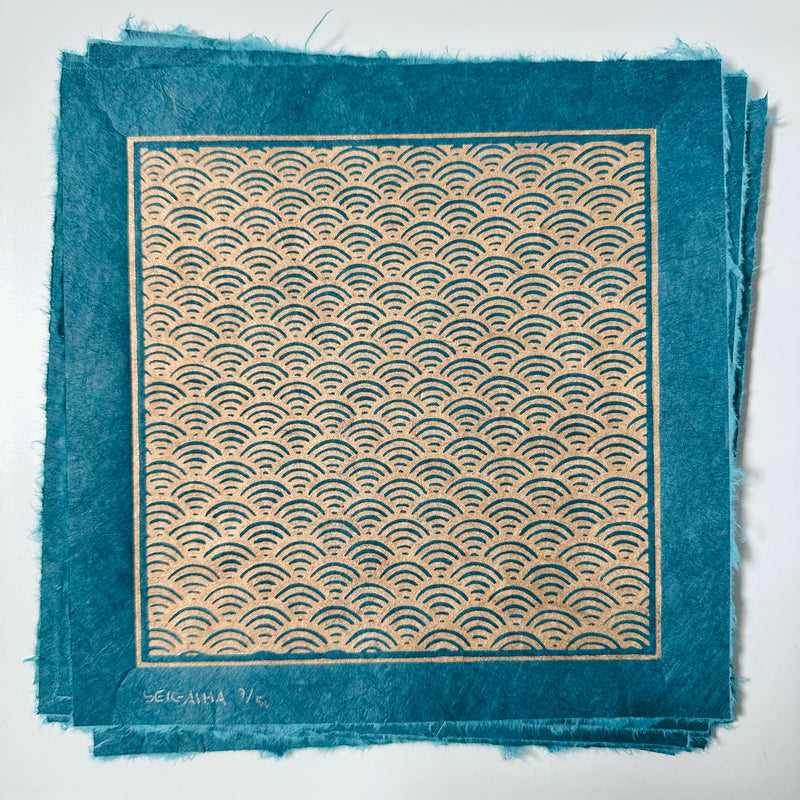 Seigaiha Linoldruck | japanisches Wellenmuster gold 21x21 cm | detailreicher Druck Meereswellen | besondere Geschenkidee | Lokta Papier