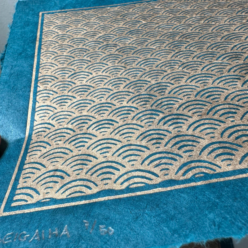Seigaiha Linoldruck | japanisches Wellenmuster gold 21x21 cm | detailreicher Druck Meereswellen | besondere Geschenkidee | Lokta Papier