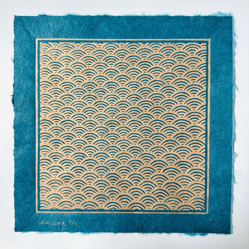 Seigaiha Linoldruck | japanisches Wellenmuster gold 21x21 cm | detailreicher Druck Meereswellen | besondere Geschenkidee | Lokta Papier
